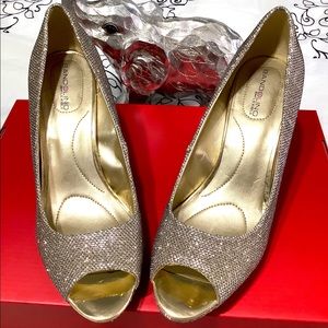SOLD BANDOLINO CHAMPAGNE PEEP TOE HEEL SZ 9